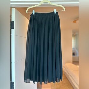 Black H&M pleated skirt